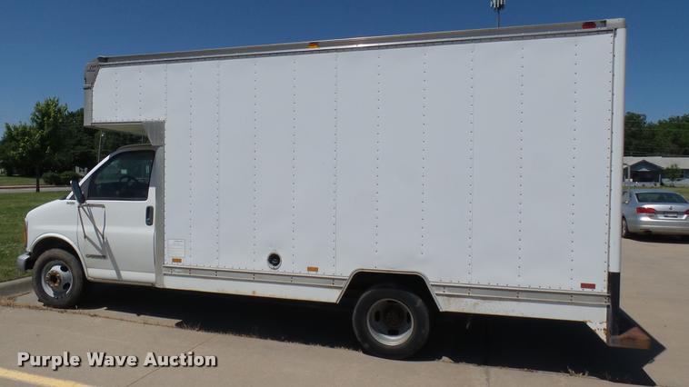 image for item DA7868 2001 Chevrolet Express G3500 box truck