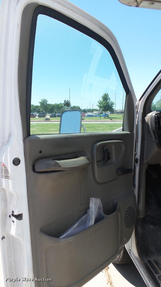 image for item DA7868 2001 Chevrolet Express G3500 box truck