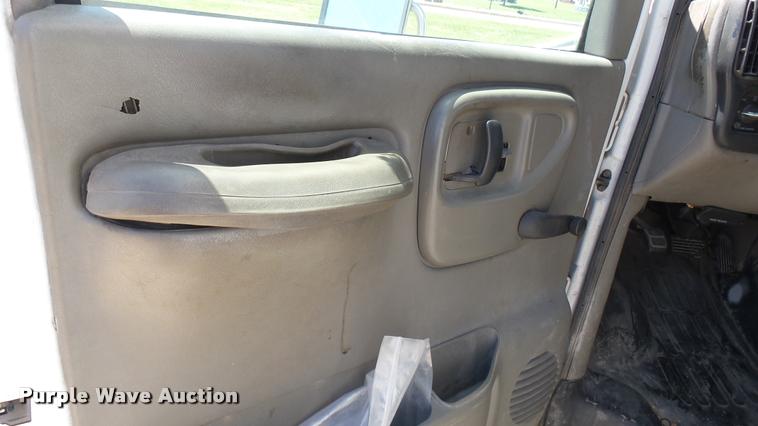 image for item DA7868 2001 Chevrolet Express G3500 box truck