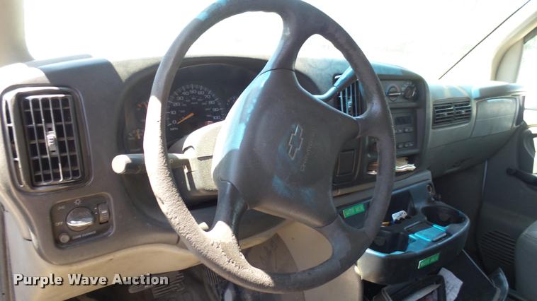 image for item DA7868 2001 Chevrolet Express G3500 box truck