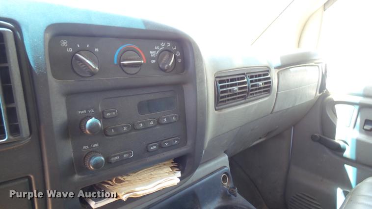 image for item DA7868 2001 Chevrolet Express G3500 box truck