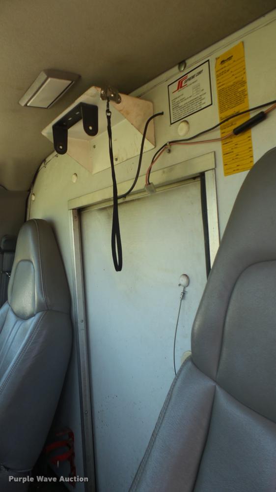 image for item DA7868 2001 Chevrolet Express G3500 box truck
