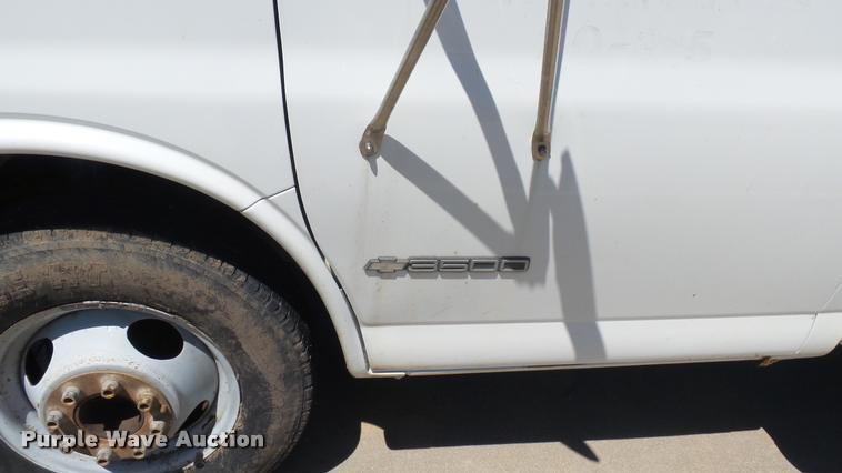 image for item DA7868 2001 Chevrolet Express G3500 box truck