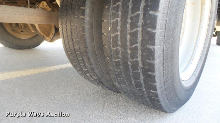 image for item DA7868 2001 Chevrolet Express G3500 box truck