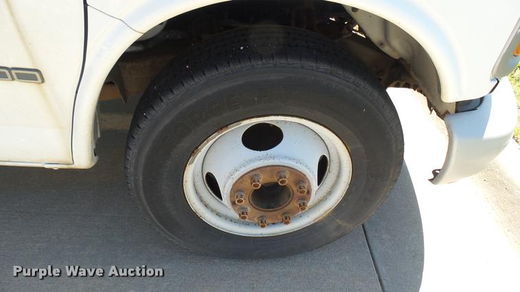 image for item DA7868 2001 Chevrolet Express G3500 box truck