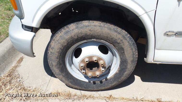 image for item DA7868 2001 Chevrolet Express G3500 box truck