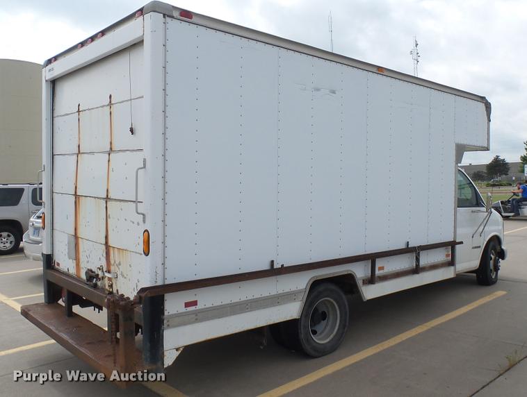 image for item DA7869 2001 Chevrolet Express G3500 box truck