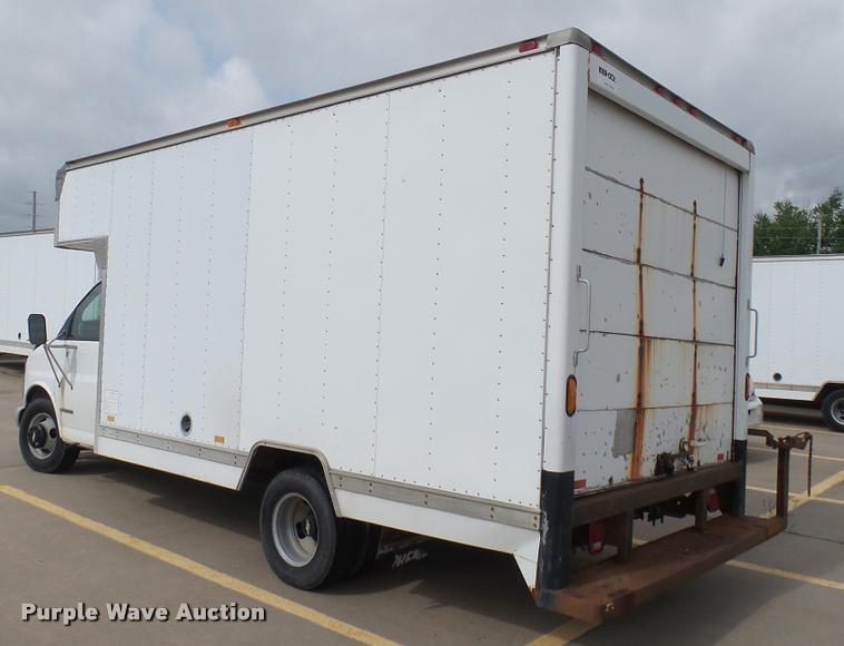 image for item DA7869 2001 Chevrolet Express G3500 box truck
