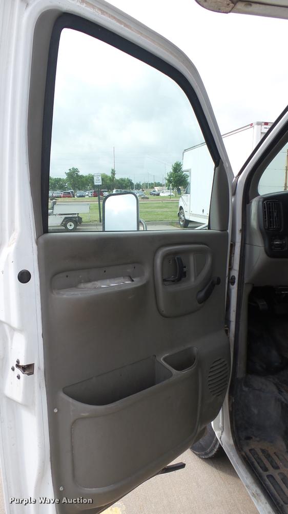 image for item DA7869 2001 Chevrolet Express G3500 box truck