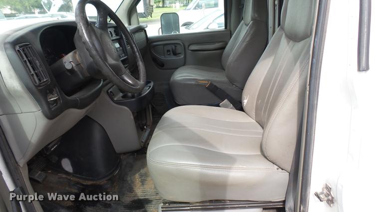 image for item DA7869 2001 Chevrolet Express G3500 box truck