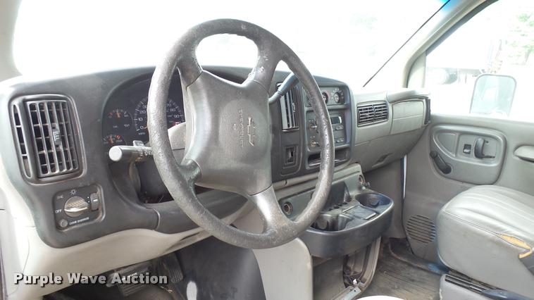 image for item DA7869 2001 Chevrolet Express G3500 box truck