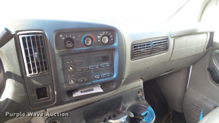 image for item DA7869 2001 Chevrolet Express G3500 box truck