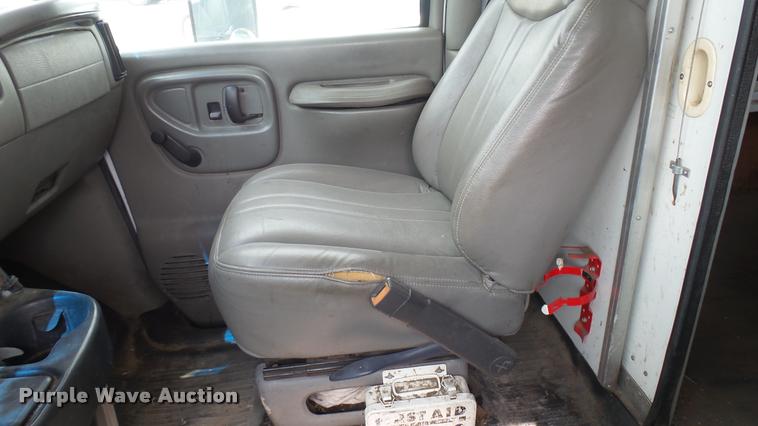 image for item DA7869 2001 Chevrolet Express G3500 box truck