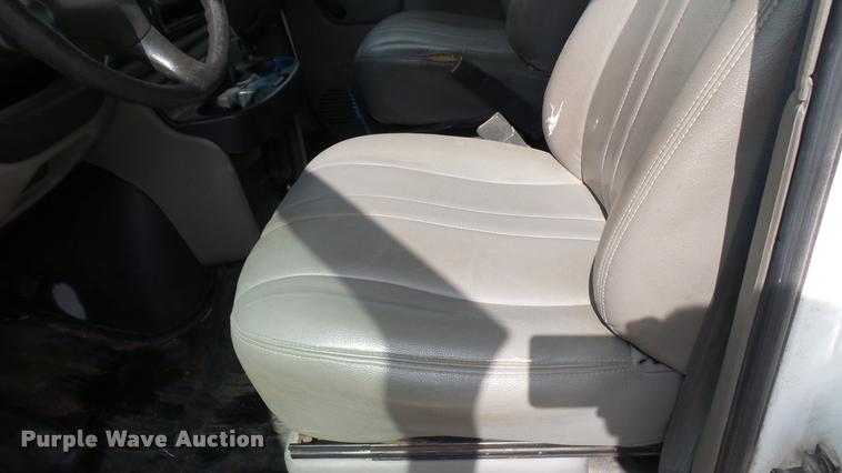 image for item DA7869 2001 Chevrolet Express G3500 box truck