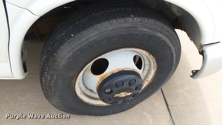 image for item DA7869 2001 Chevrolet Express G3500 box truck