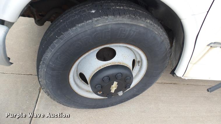 image for item DA7869 2001 Chevrolet Express G3500 box truck