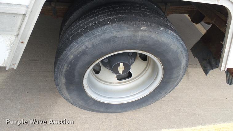 image for item DA7869 2001 Chevrolet Express G3500 box truck