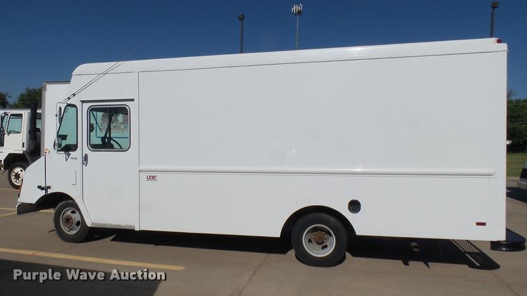 image for item DA7872 2003 Workhorse P42 delivery truck