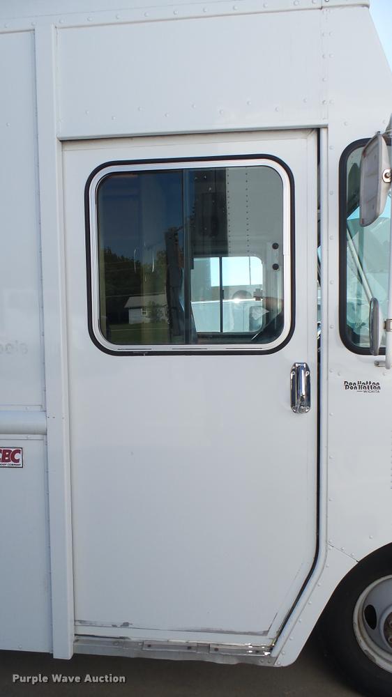 image for item DA7872 2003 Workhorse P42 delivery truck
