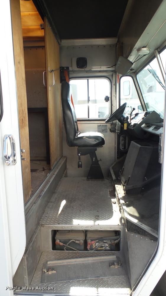 image for item DA7872 2003 Workhorse P42 delivery truck