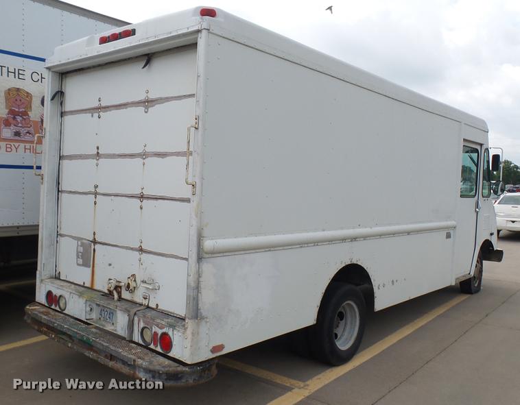 image for item DA7875 1994 Chevrolet P30 delivery truck