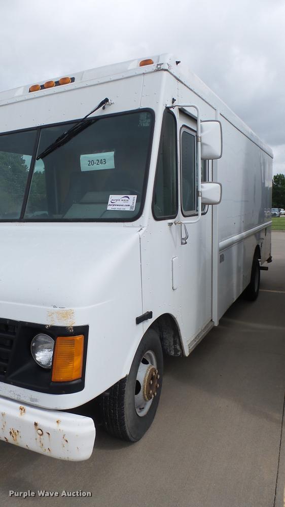 image for item DA7875 1994 Chevrolet P30 delivery truck