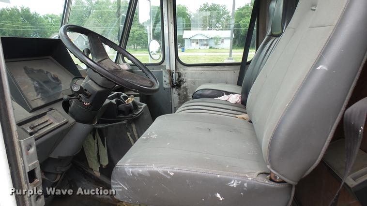 image for item DA7875 1994 Chevrolet P30 delivery truck