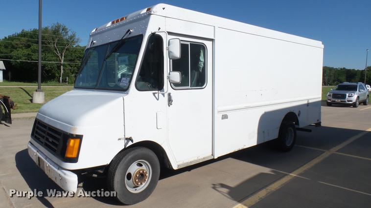 image for item DA7875 1994 Chevrolet P30 delivery truck