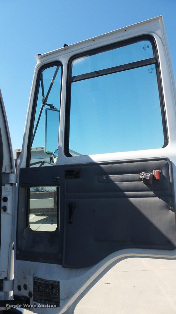 image for item DA7878 2004 Freightliner FC80 box truck