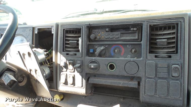 image for item DA7878 2004 Freightliner FC80 box truck