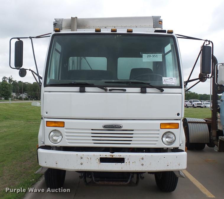 image for item DA7880 2004 Freightliner FC80 box truck