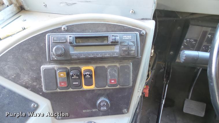 image for item DA7905 2003 International 3800 school bus