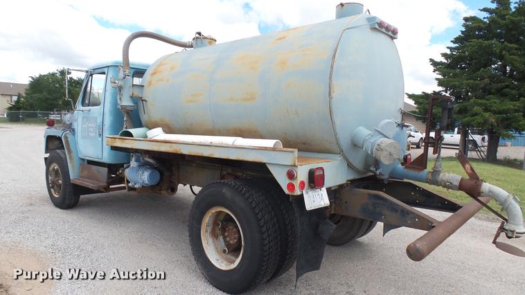 image for item DA7912 1983 International vacuum truck