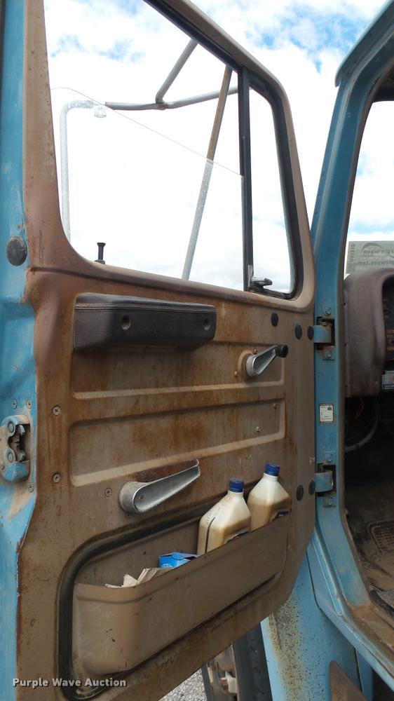 image for item DA7912 1983 International vacuum truck