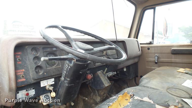 image for item DA7912 1983 International vacuum truck