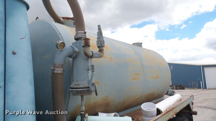 image for item DA7912 1983 International vacuum truck