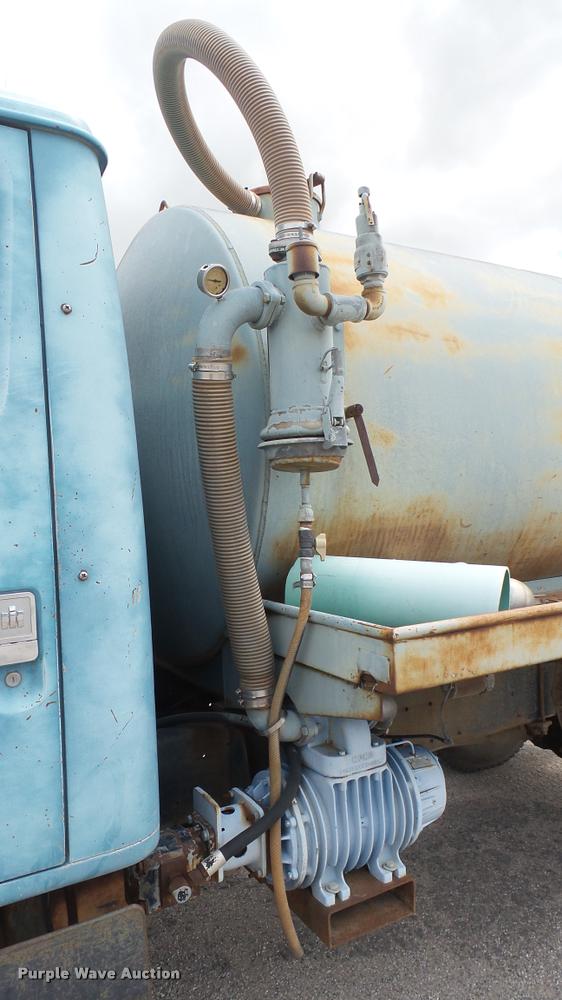image for item DA7912 1983 International vacuum truck