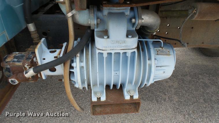 image for item DA7912 1983 International vacuum truck