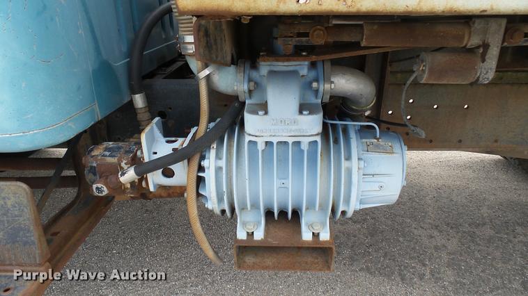 image for item DA7912 1983 International vacuum truck