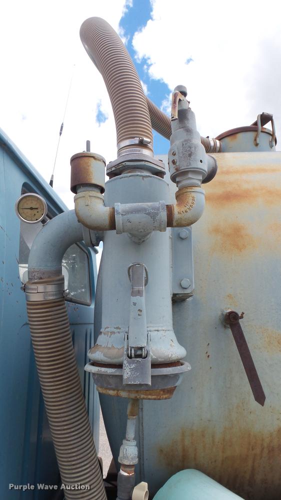 image for item DA7912 1983 International vacuum truck