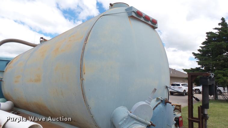 image for item DA7912 1983 International vacuum truck