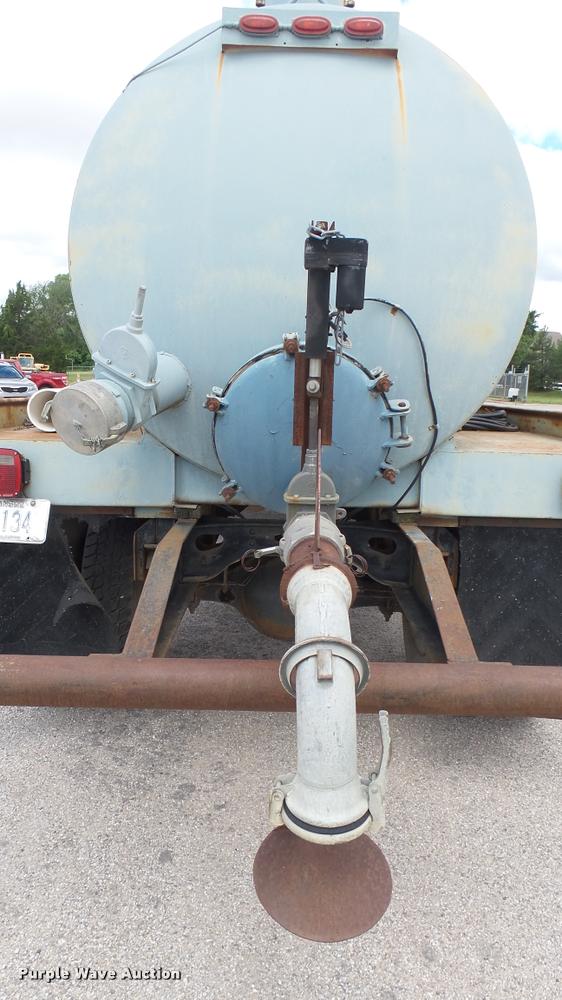 image for item DA7912 1983 International vacuum truck