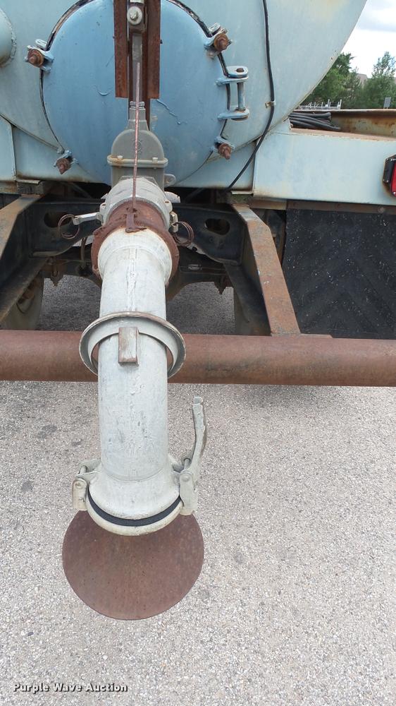 image for item DA7912 1983 International vacuum truck