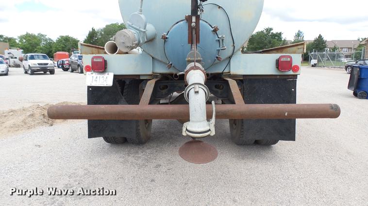 image for item DA7912 1983 International vacuum truck