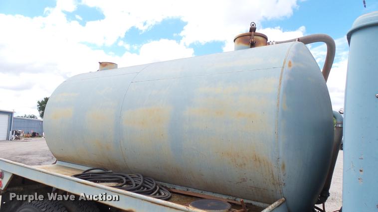 image for item DA7912 1983 International vacuum truck