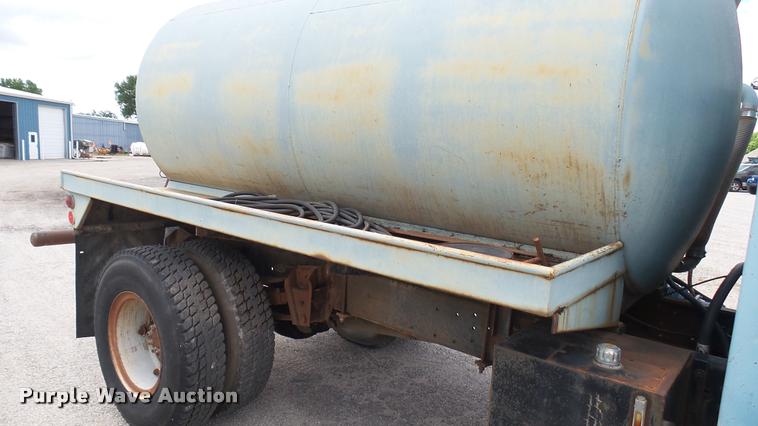 image for item DA7912 1983 International vacuum truck