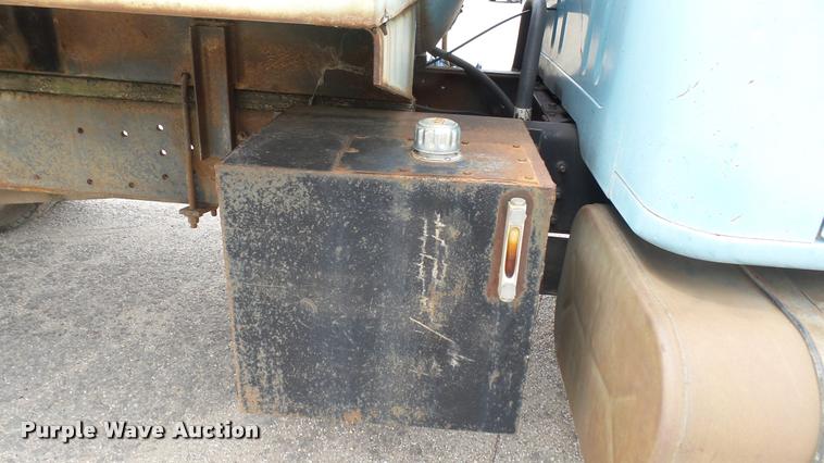 image for item DA7912 1983 International vacuum truck