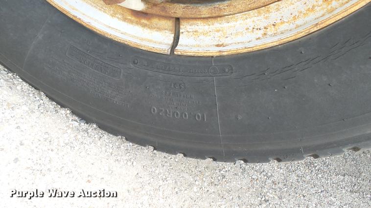 image for item DA7912 1983 International vacuum truck