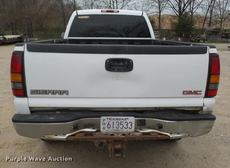 image for item DA8051 2005 GMC Sierra 3500 Crew Cab pickup truck