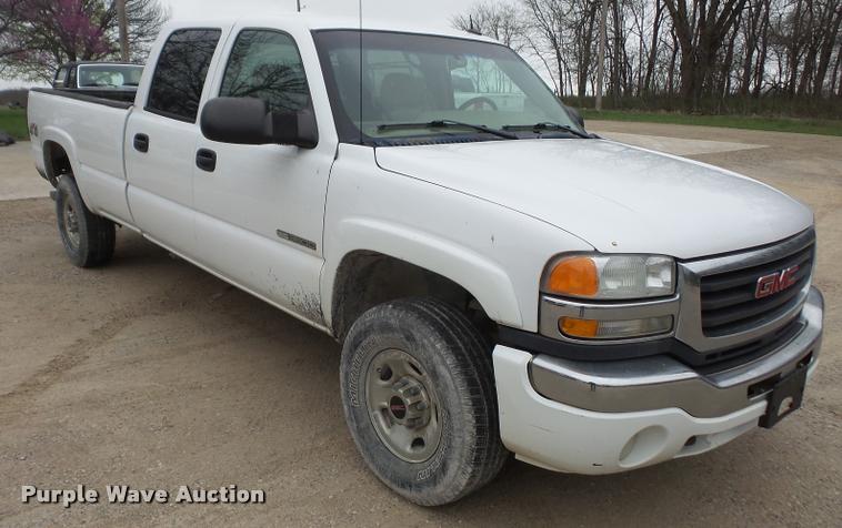 image for item DA8051 2005 GMC Sierra 3500 Crew Cab pickup truck